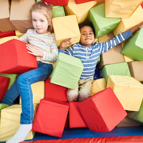 kids-playing-in-foam-pit-37XCR64.jpg